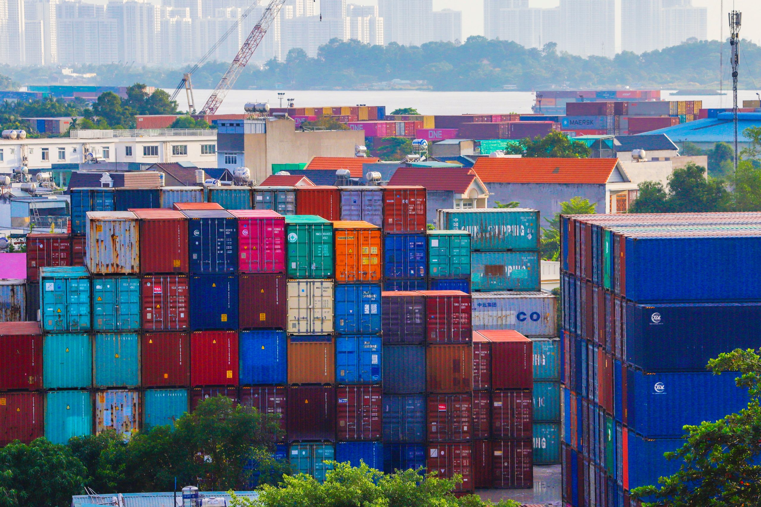 Conteneurs de fret vibrants au port animé