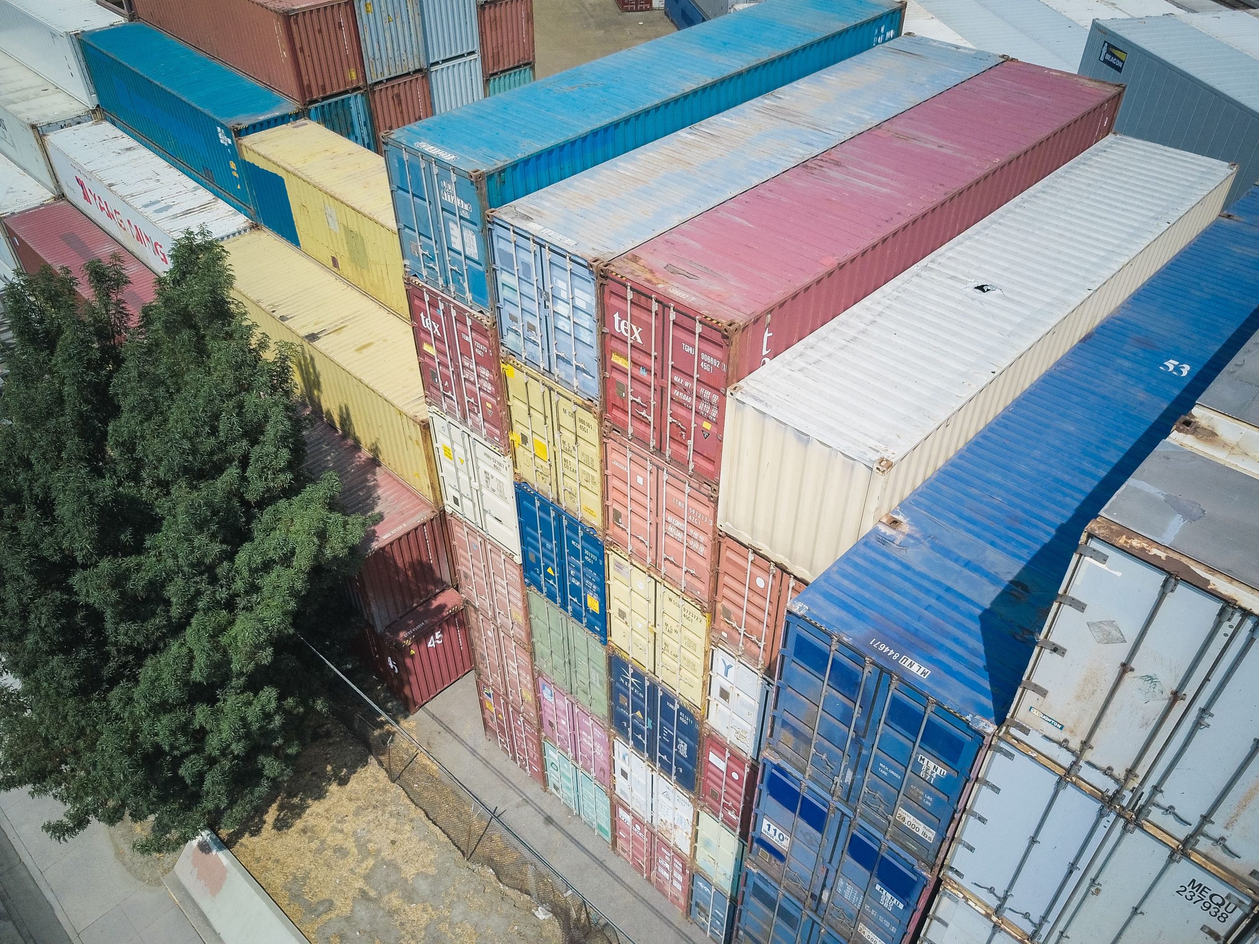 Vue aérienne de conteneurs multicolores empilés