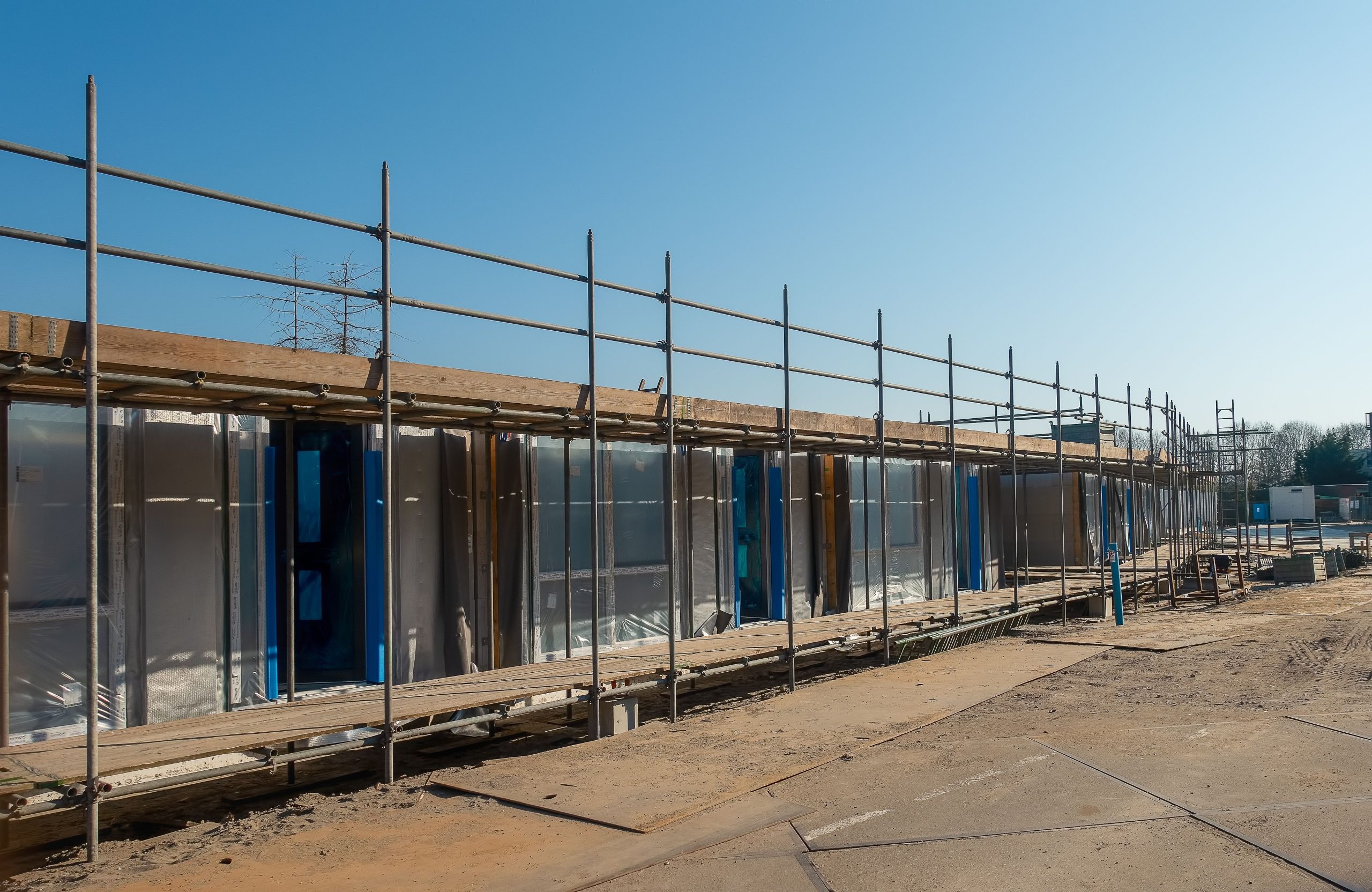 Chantier construction avec échafaudages bâtiment