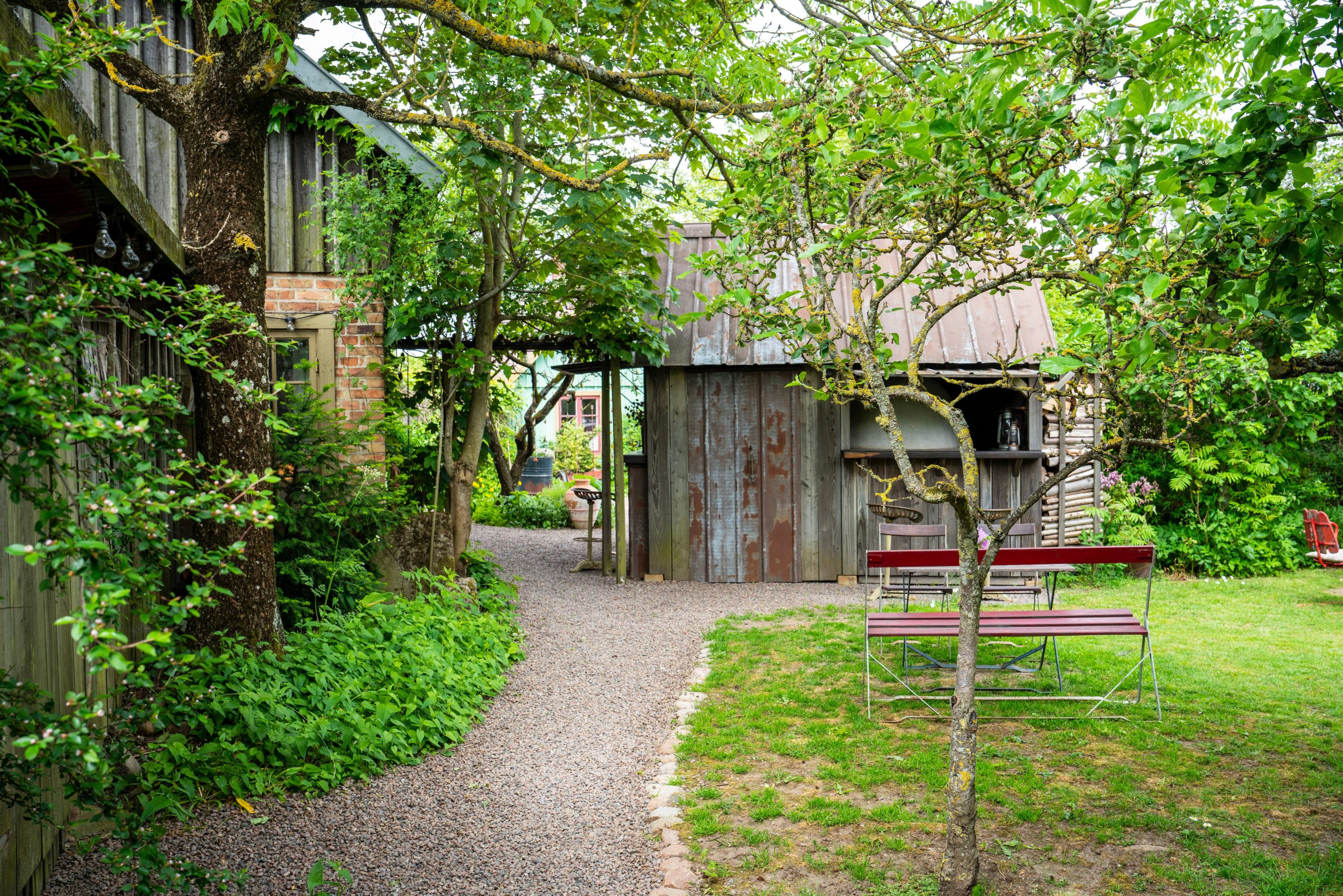 Allée jardin avec abris bois et verdure