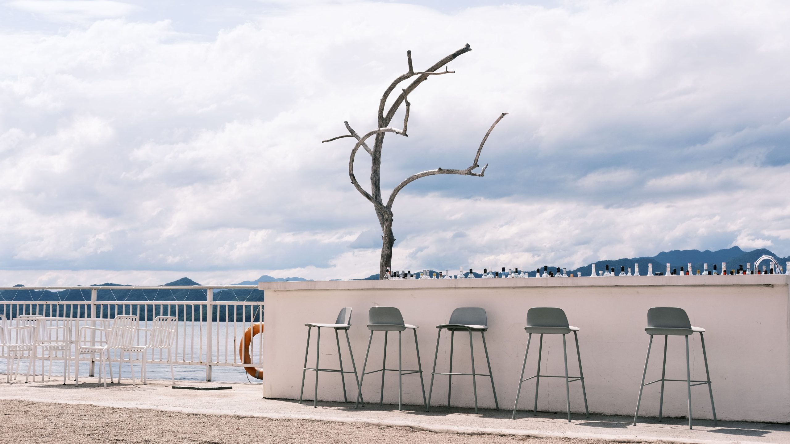 Bar démontable minimaliste avec vue montagne