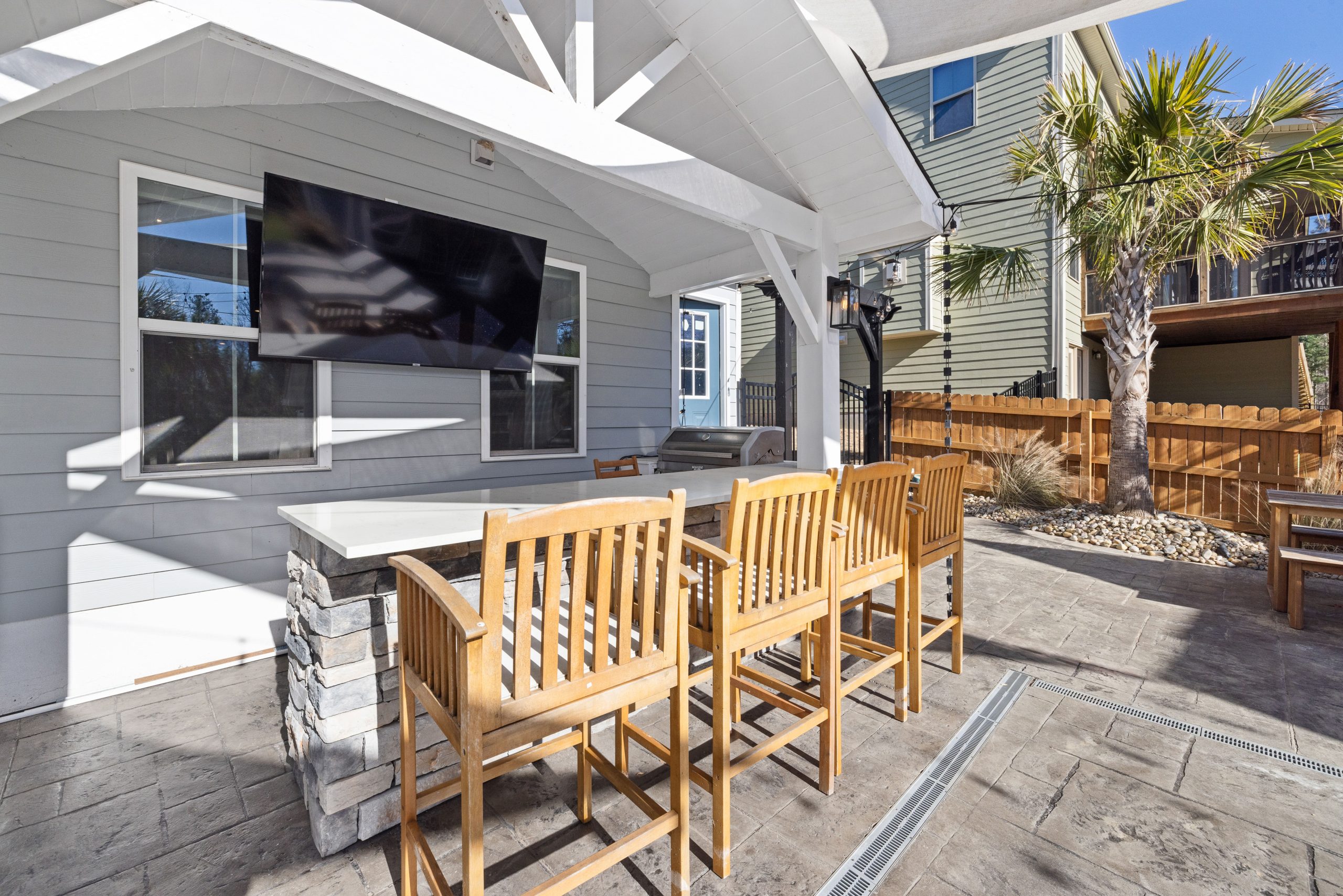 Bar démontable en pierre sur terrasse couverte