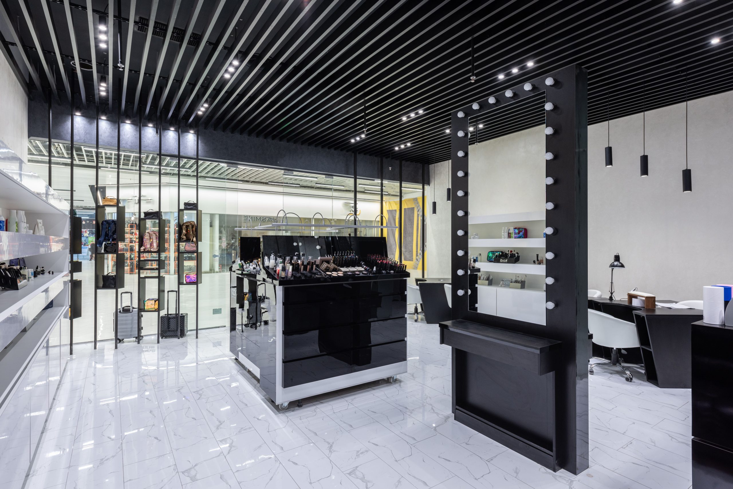 Magasin de maquillage contemporain au design épuré