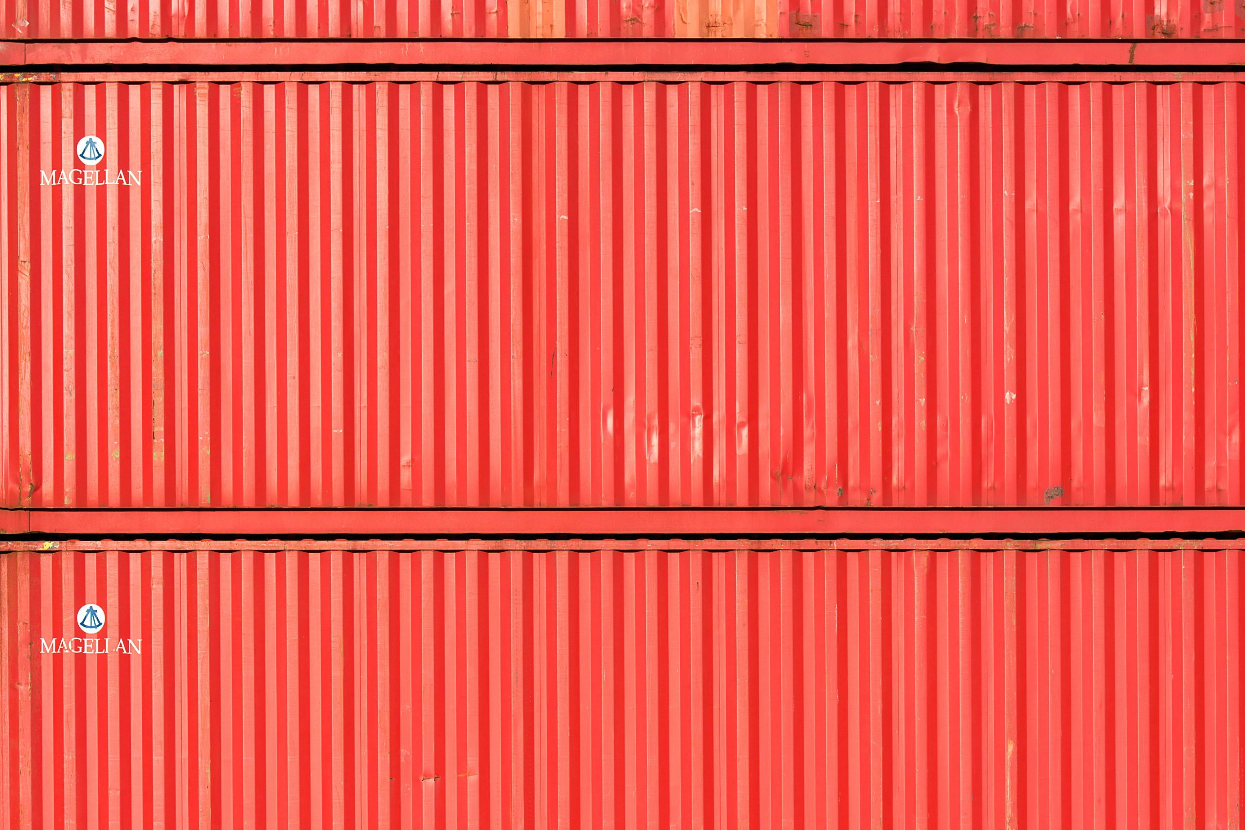 Gros plan conteneurs cargo rouges empilés