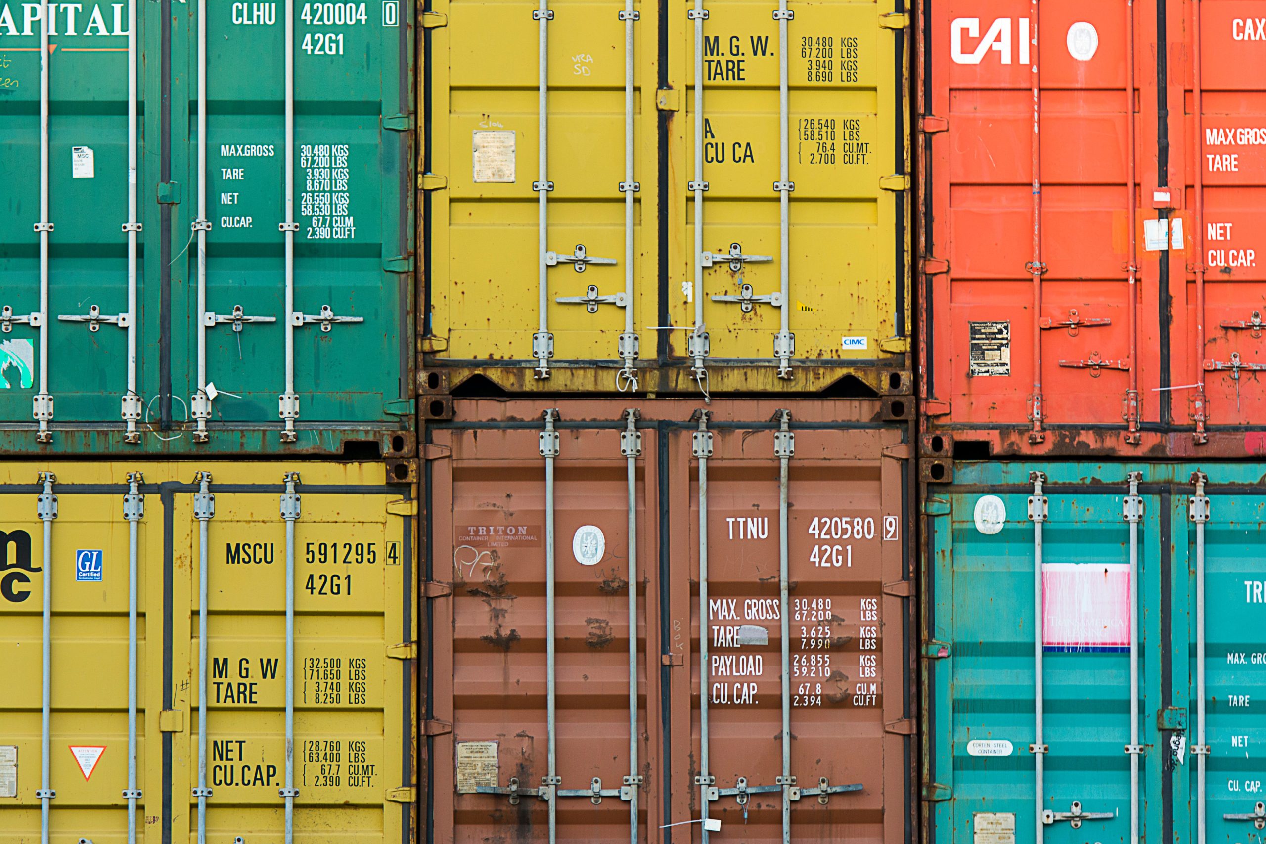 Conteneurs colorés dans cour logistique