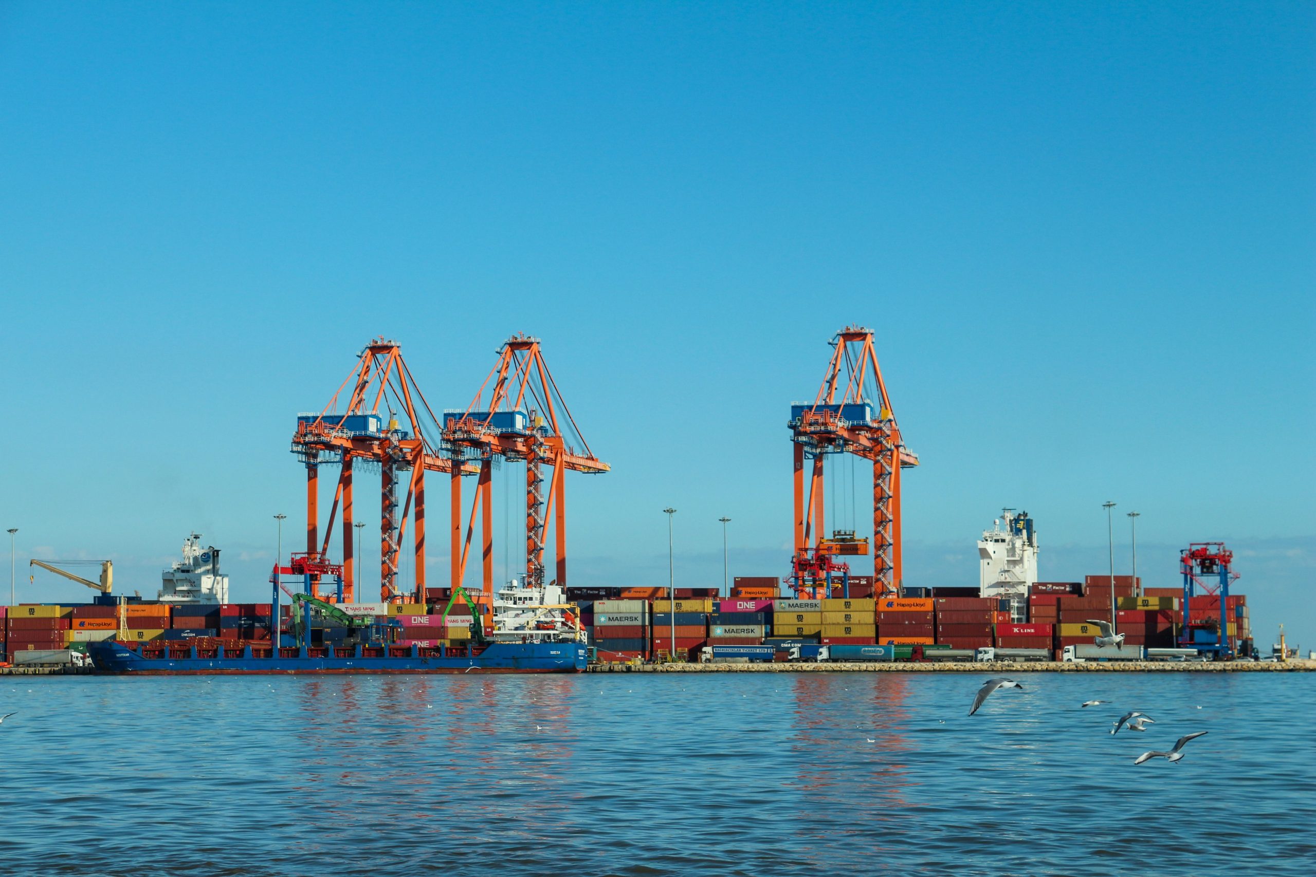 Port de conteneurs colorés avec grues et navires