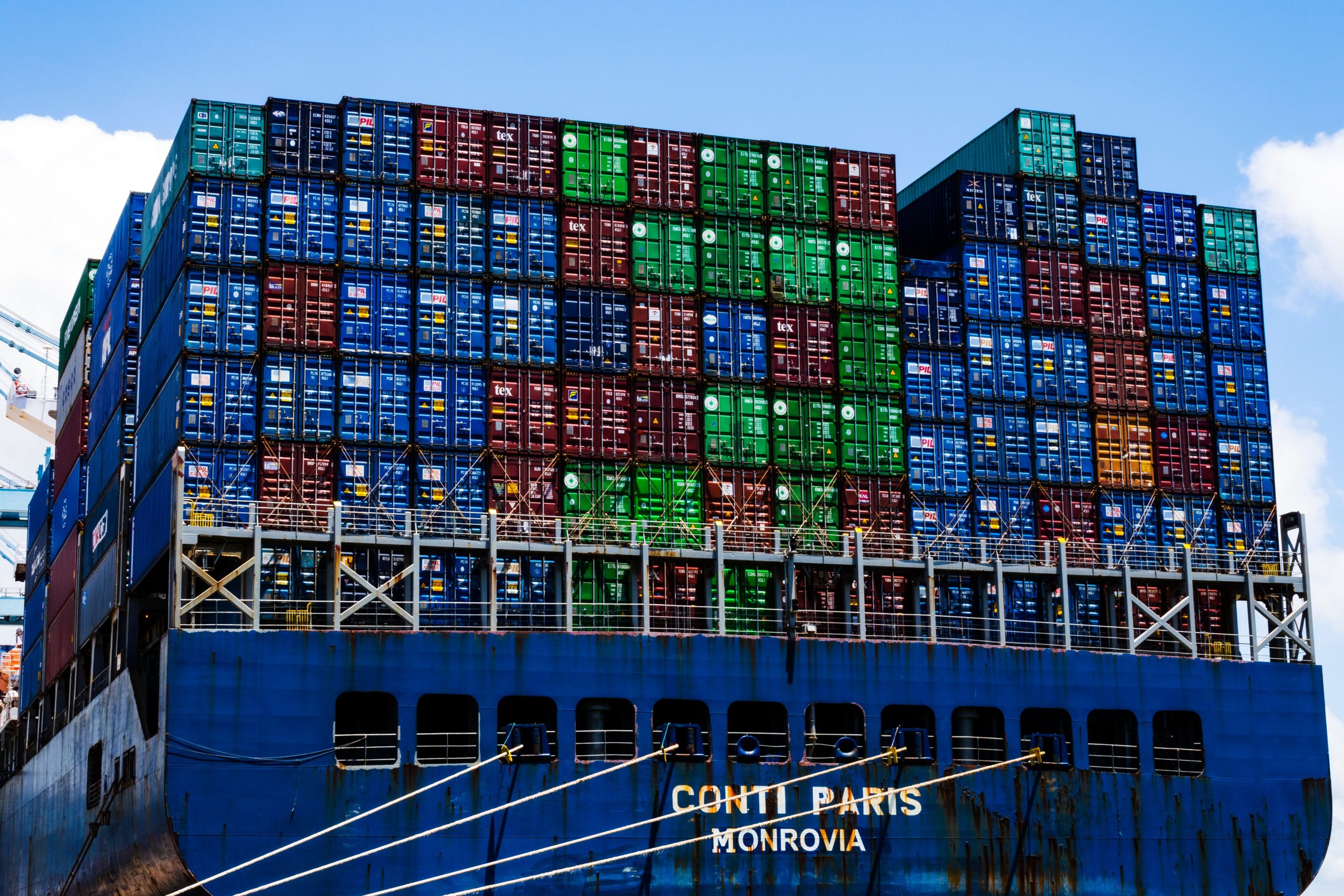 Conteneurs de fret empilés sur navire commercial