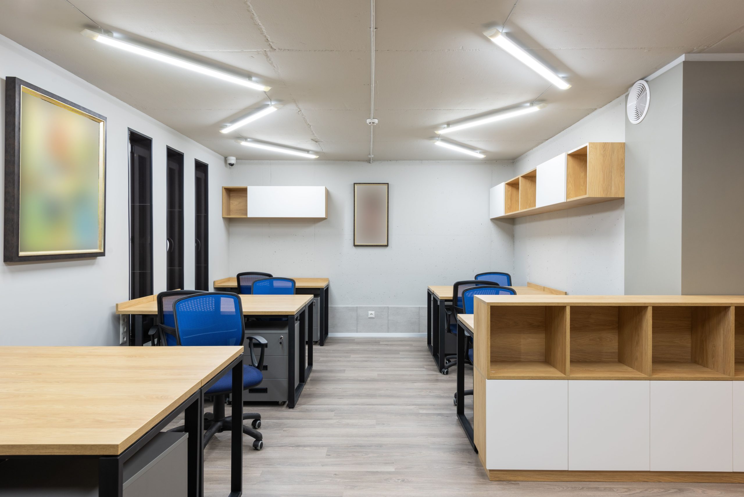 Espace de travail contemporain avec mobilier bois
