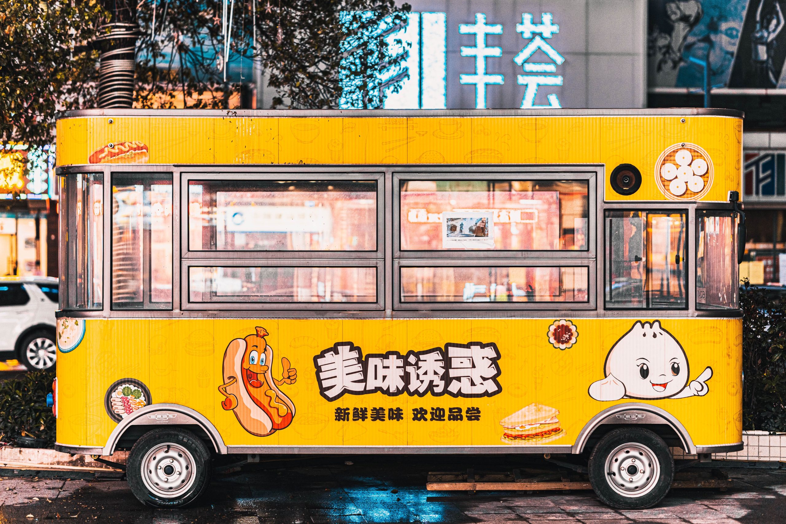 Food truck coloré street food en milieu urbain