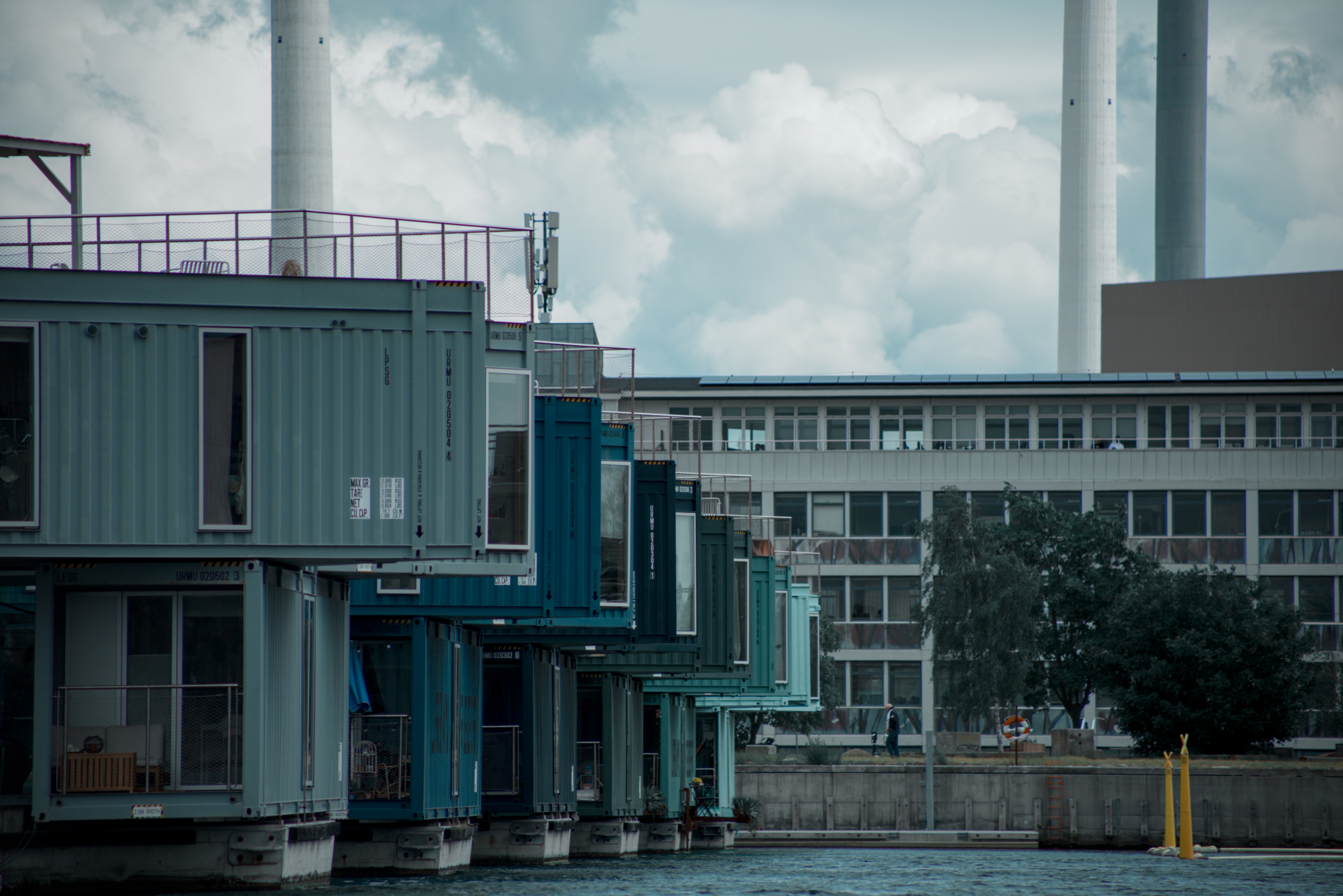 Maisons colorées en conteneurs au bord de l'eau
