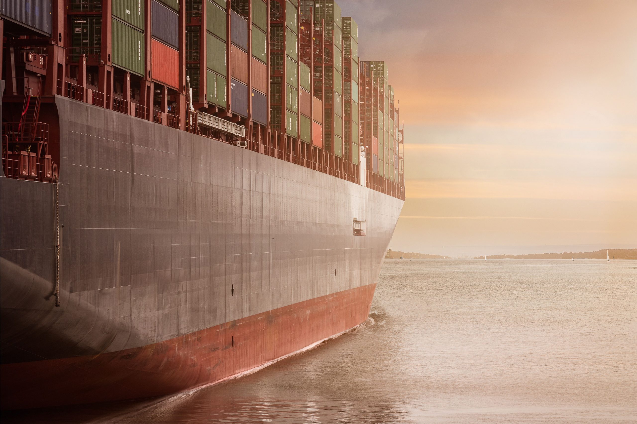 Cargo navire chargé conteneurs coucher soleil