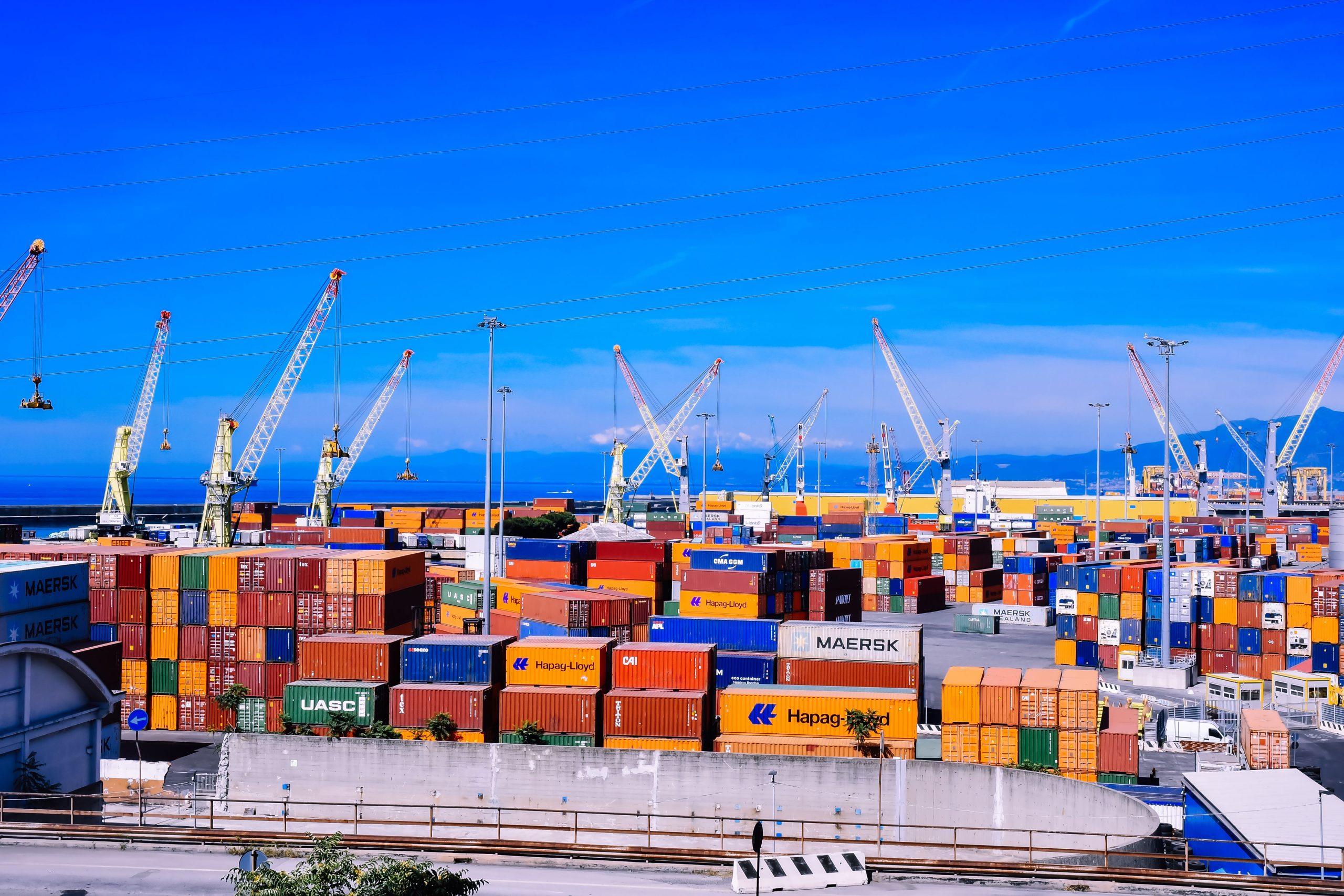 Port maritime avec conteneurs colorés et grues