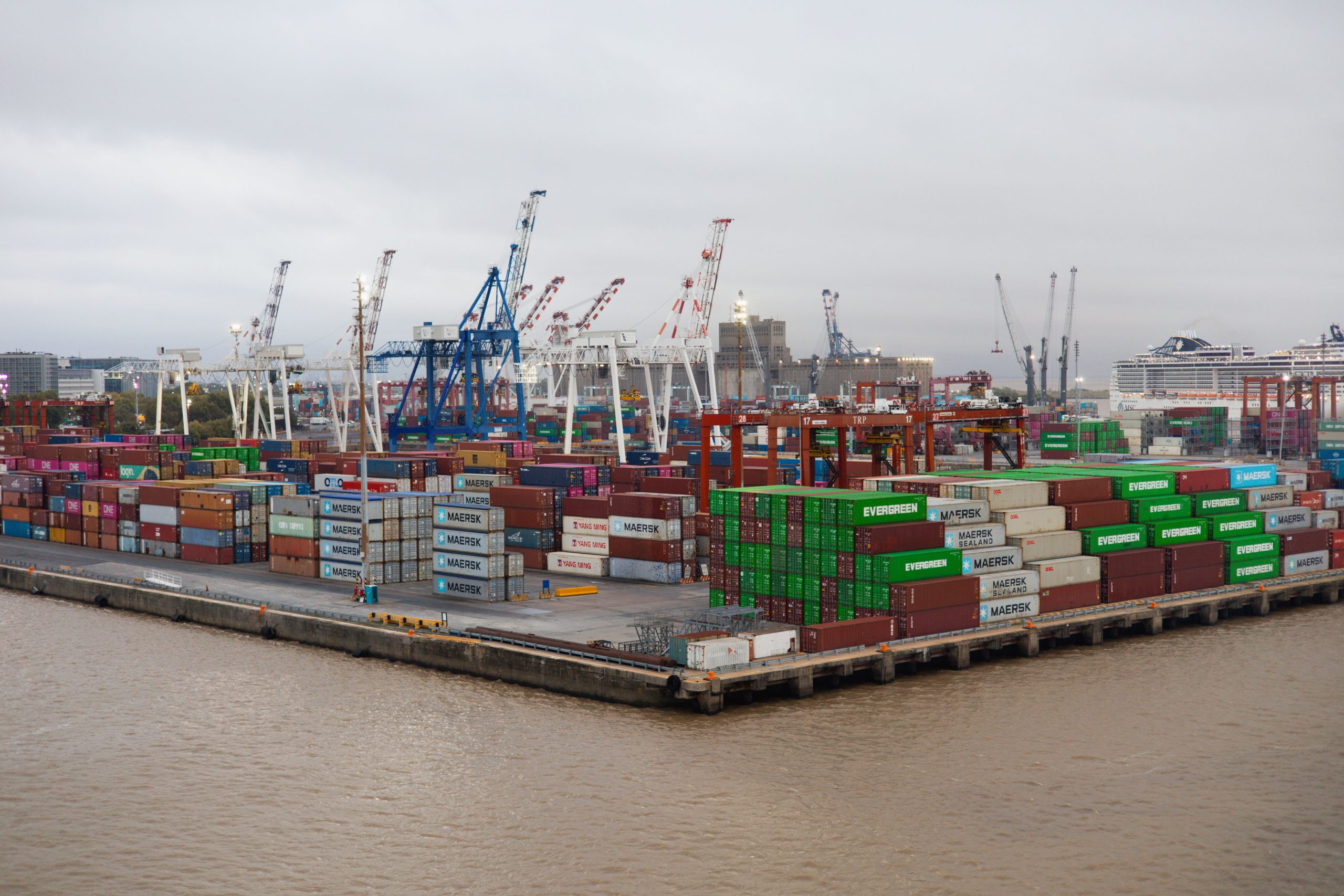 Terminal portuaire avec conteneurs empilés et grues