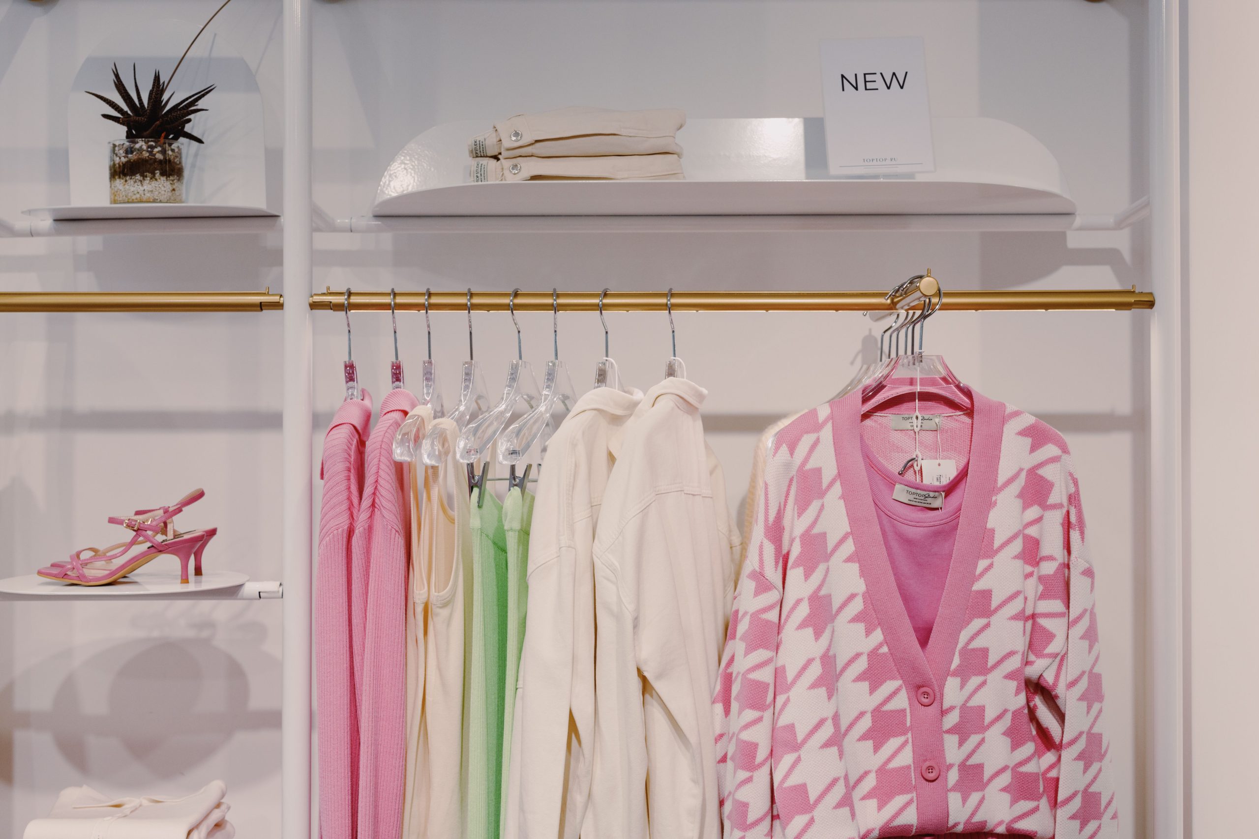 Vêtements femme sur portant en boutique modulaire