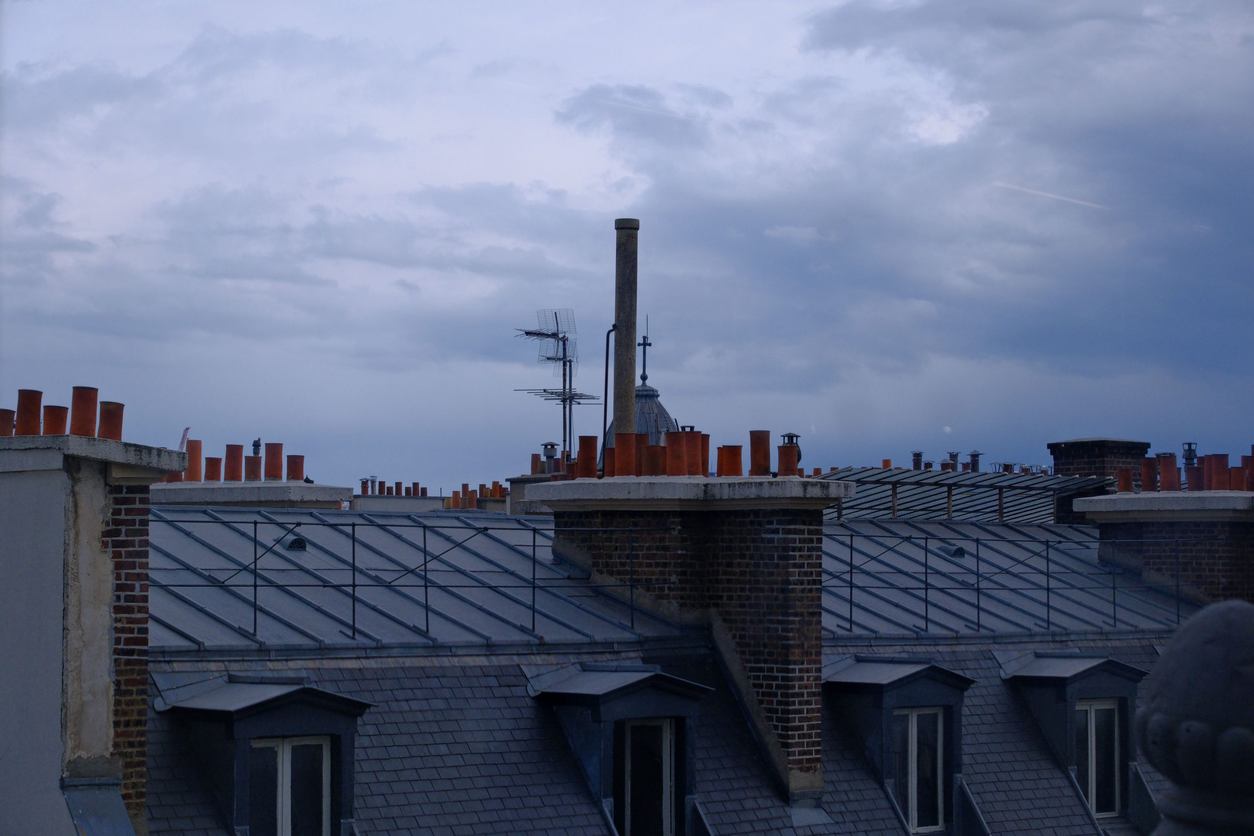 Toits Paris cheminées conduits vue crépuscule nuageux