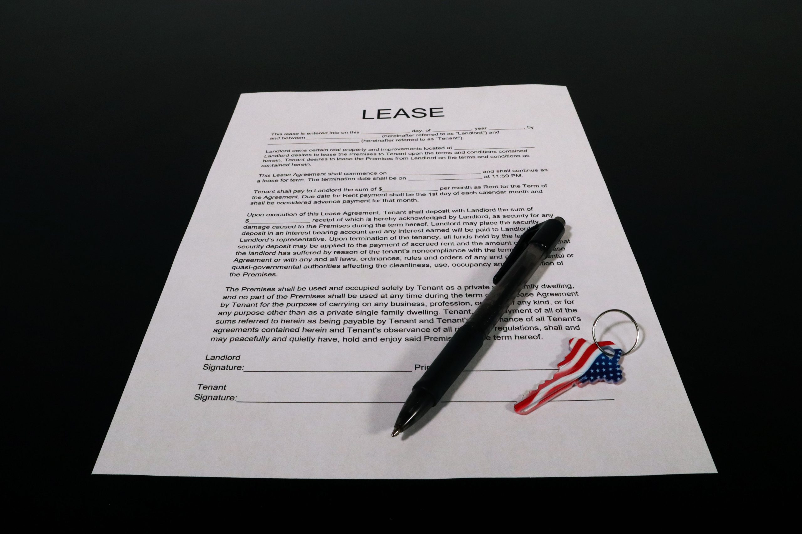 Document de bail avec stylo et drapeau americain