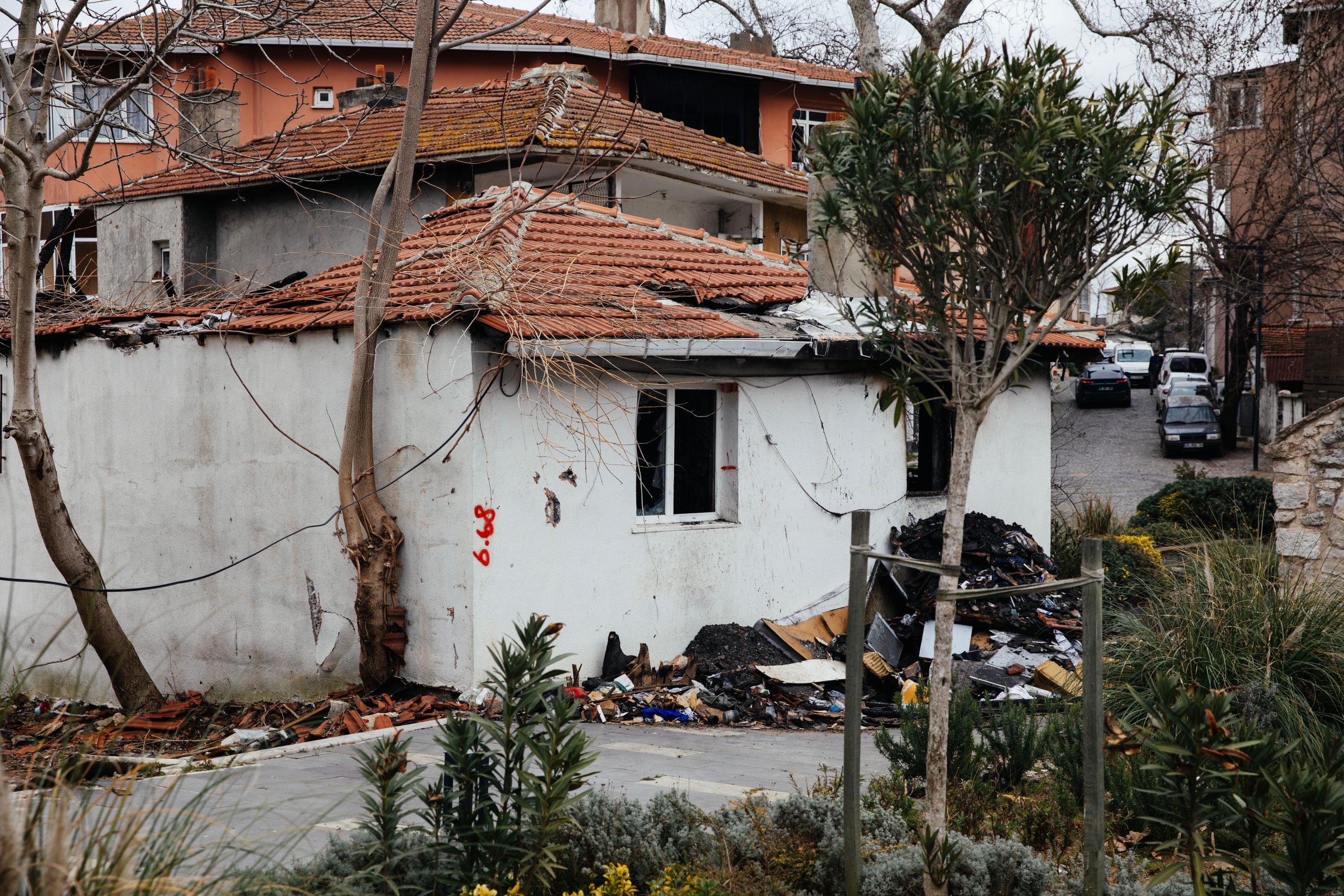 Maison abandonnée toit endommagé débris urbains