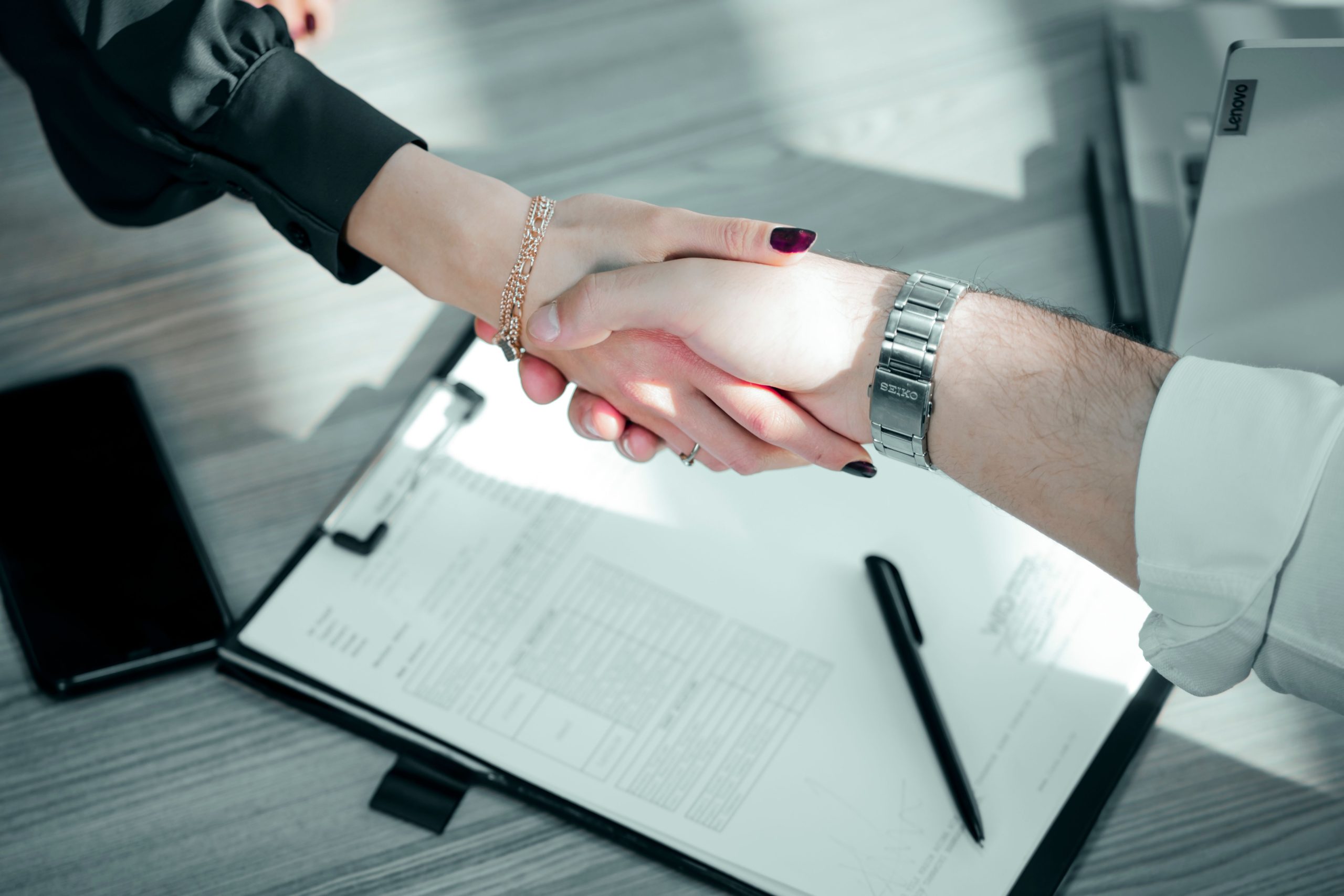 Poignee de main professionnelle sur contrat signe