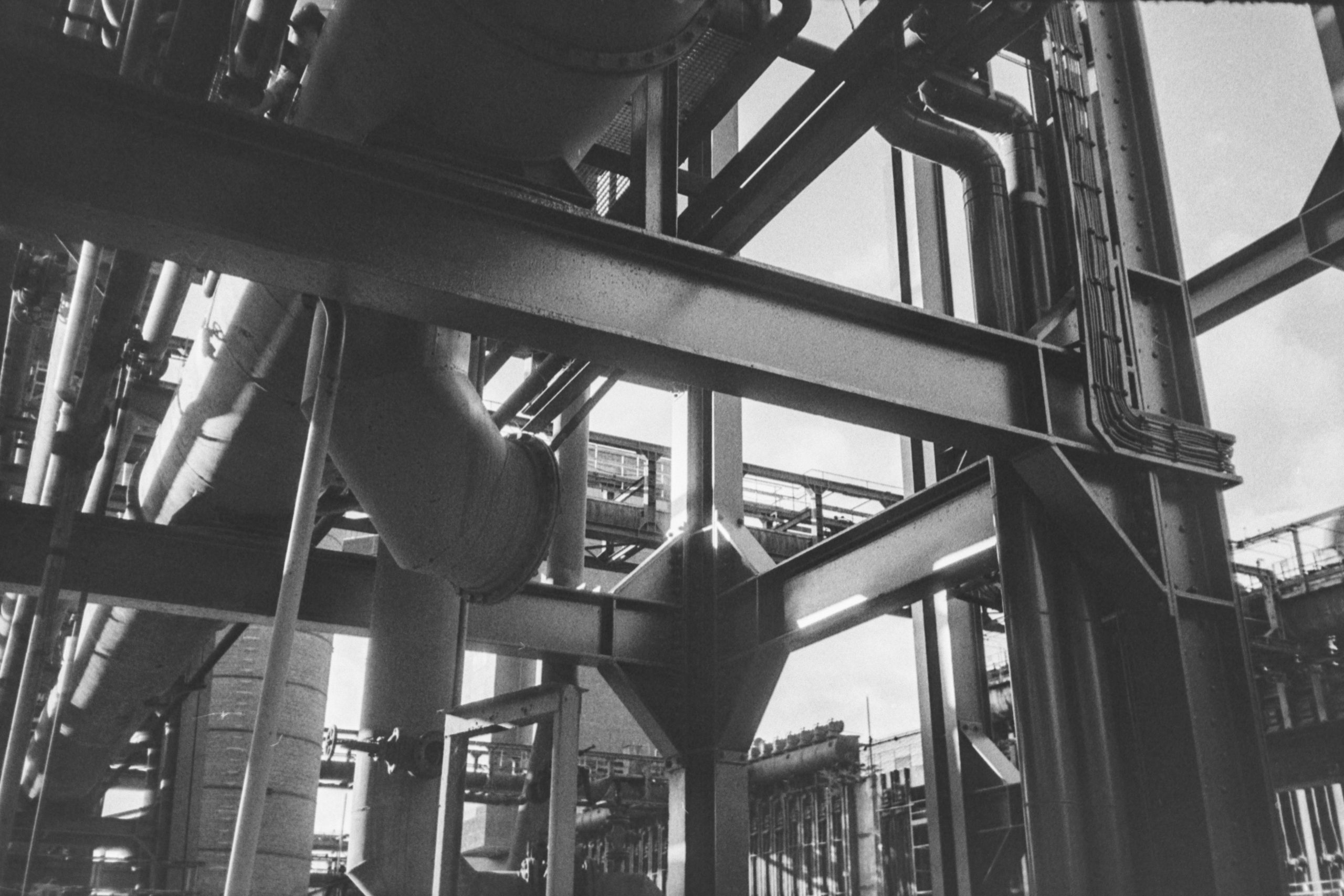 Structures métalliques industrielles complexes noir et blanc