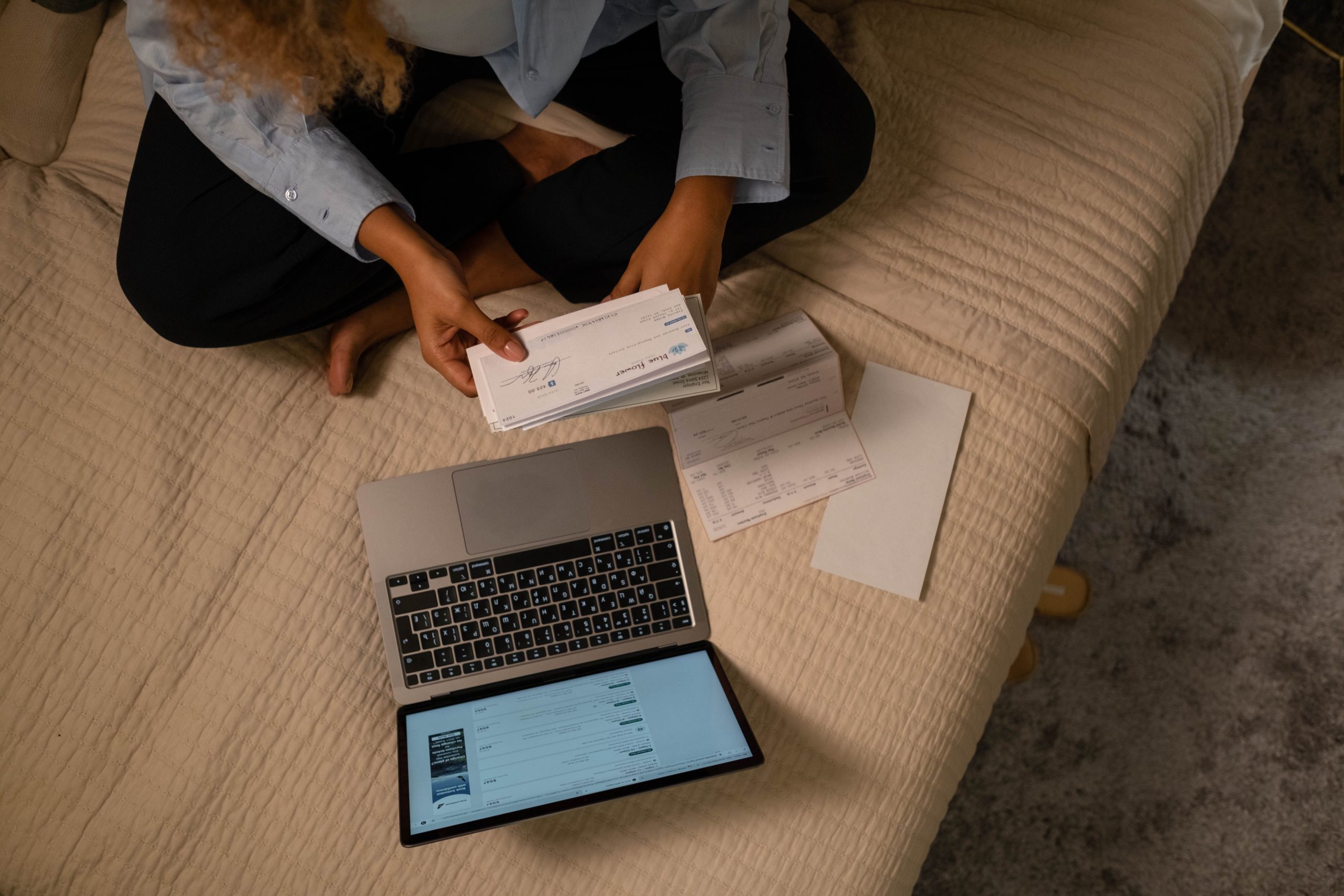 Femme organisant ses finances avec cheques