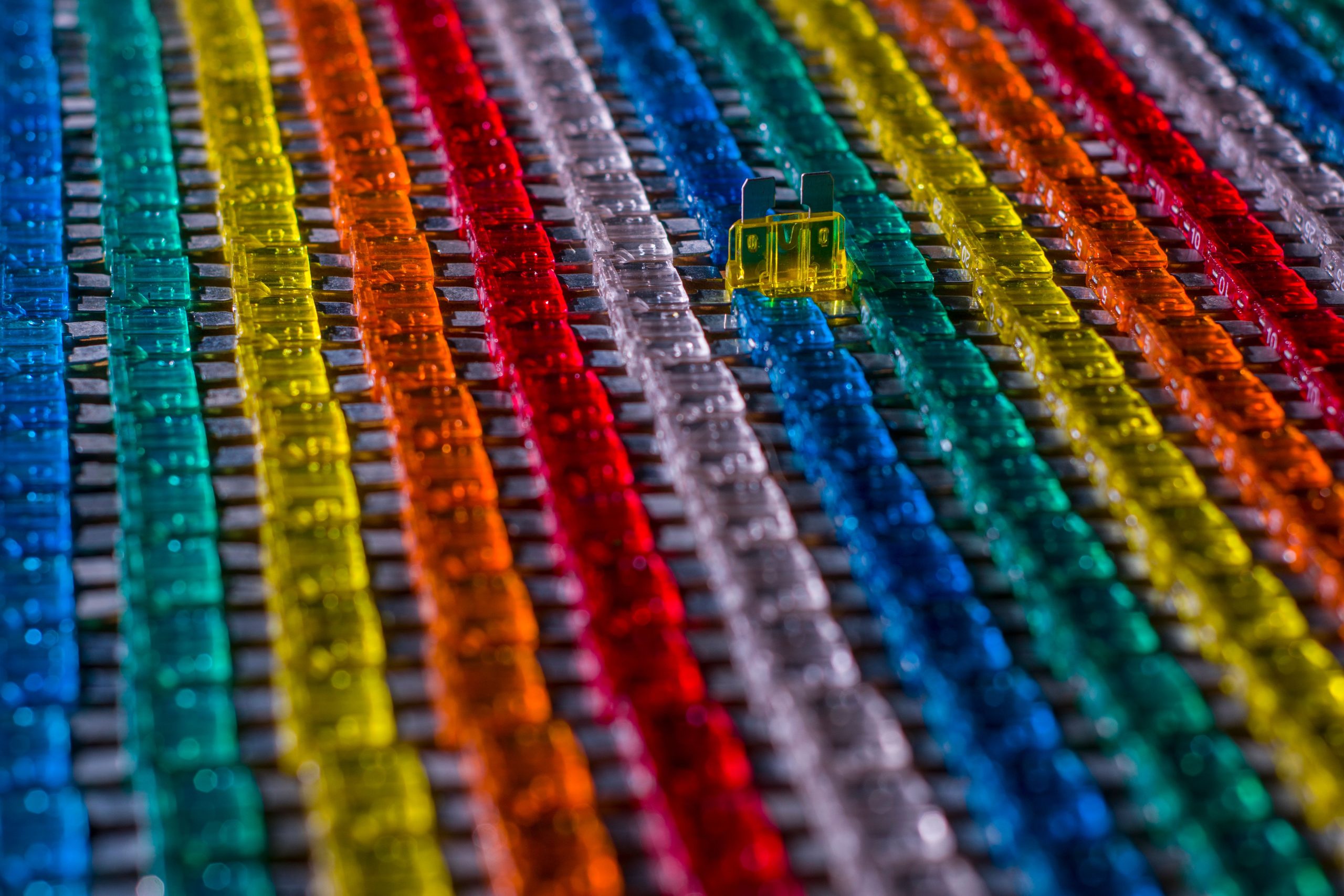 Fusibles automobiles colorés alignés en rangées