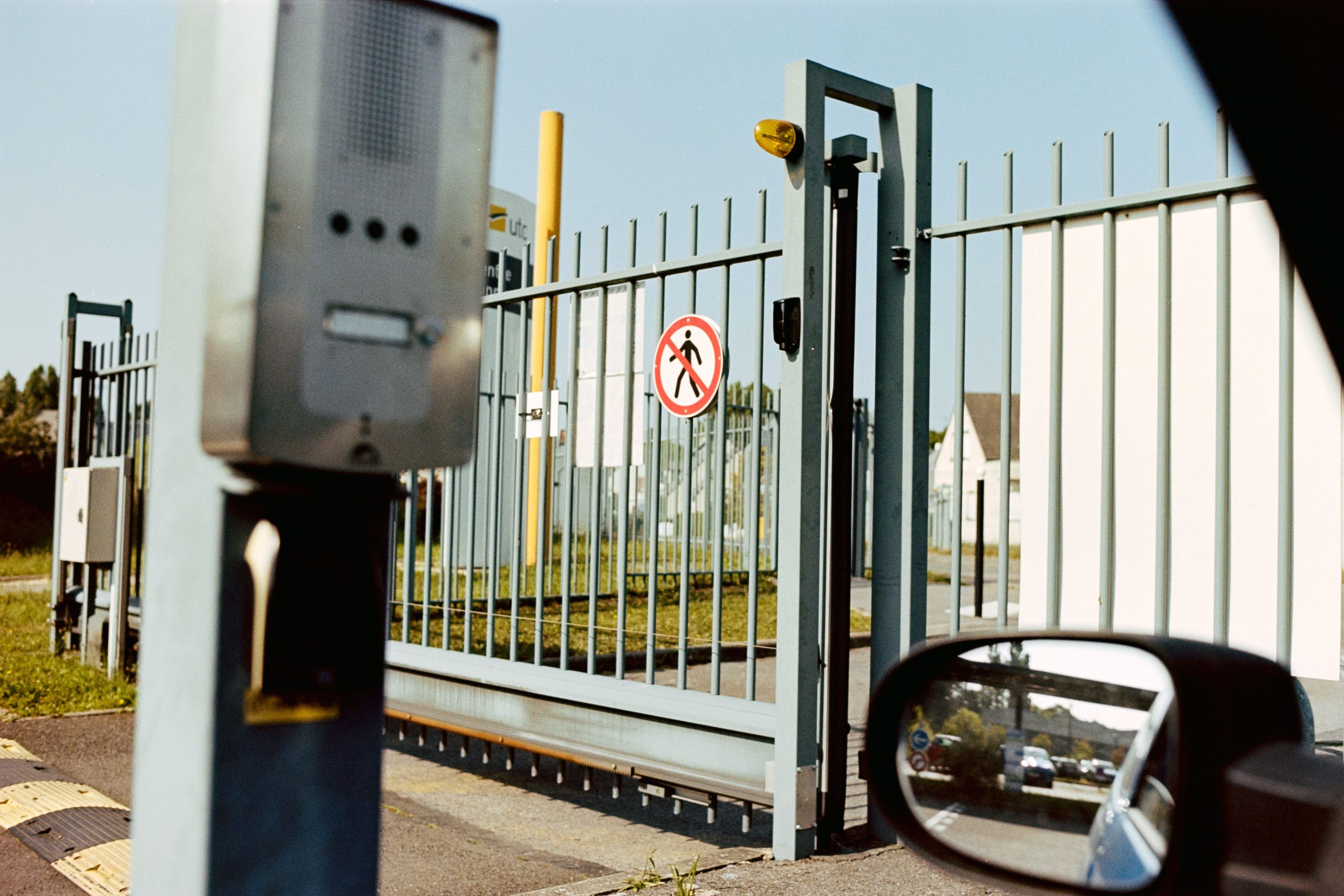 Portail sécurisé avec intercom et panneau