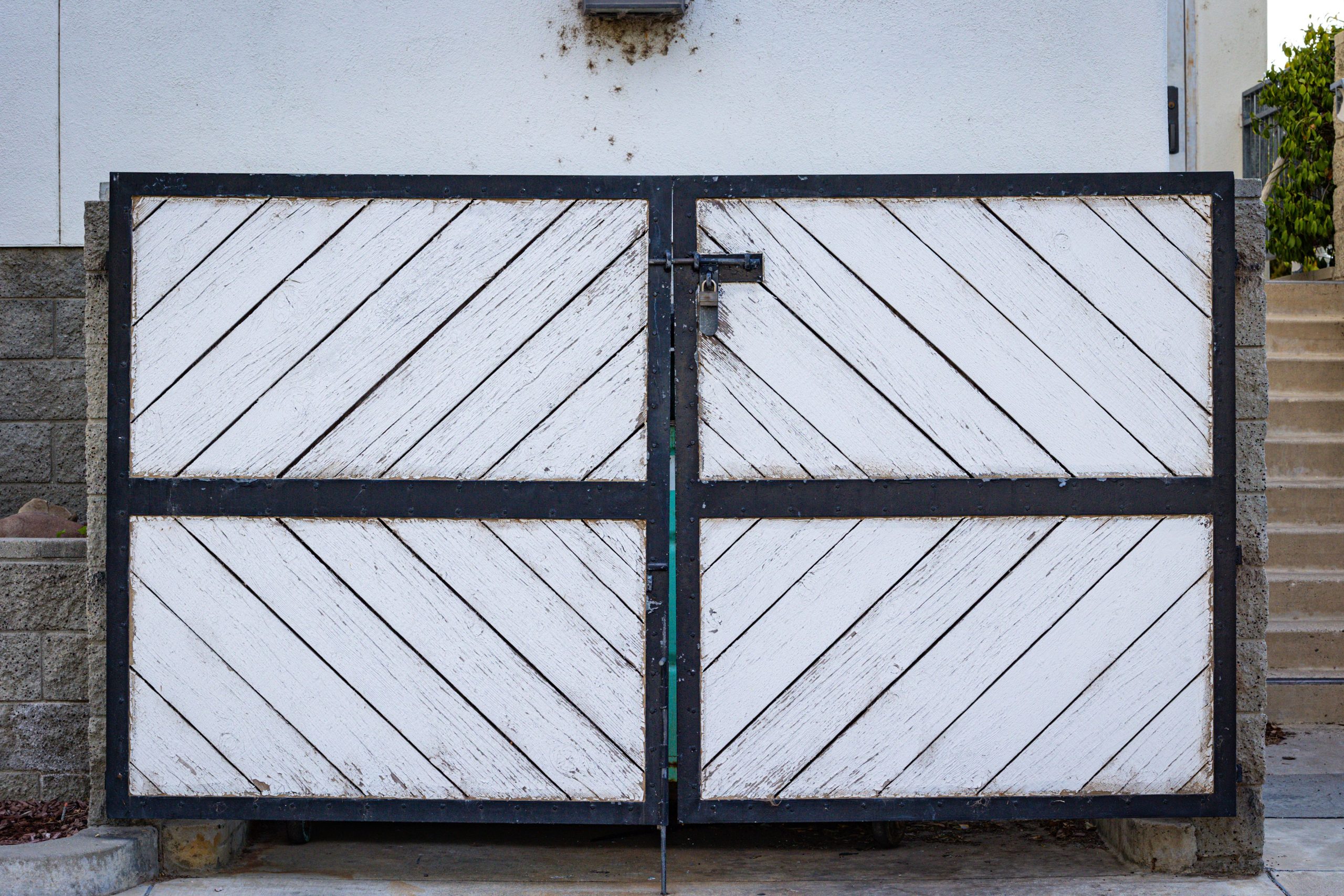 Portail bois blanc panneaux diagonaux cadre noir