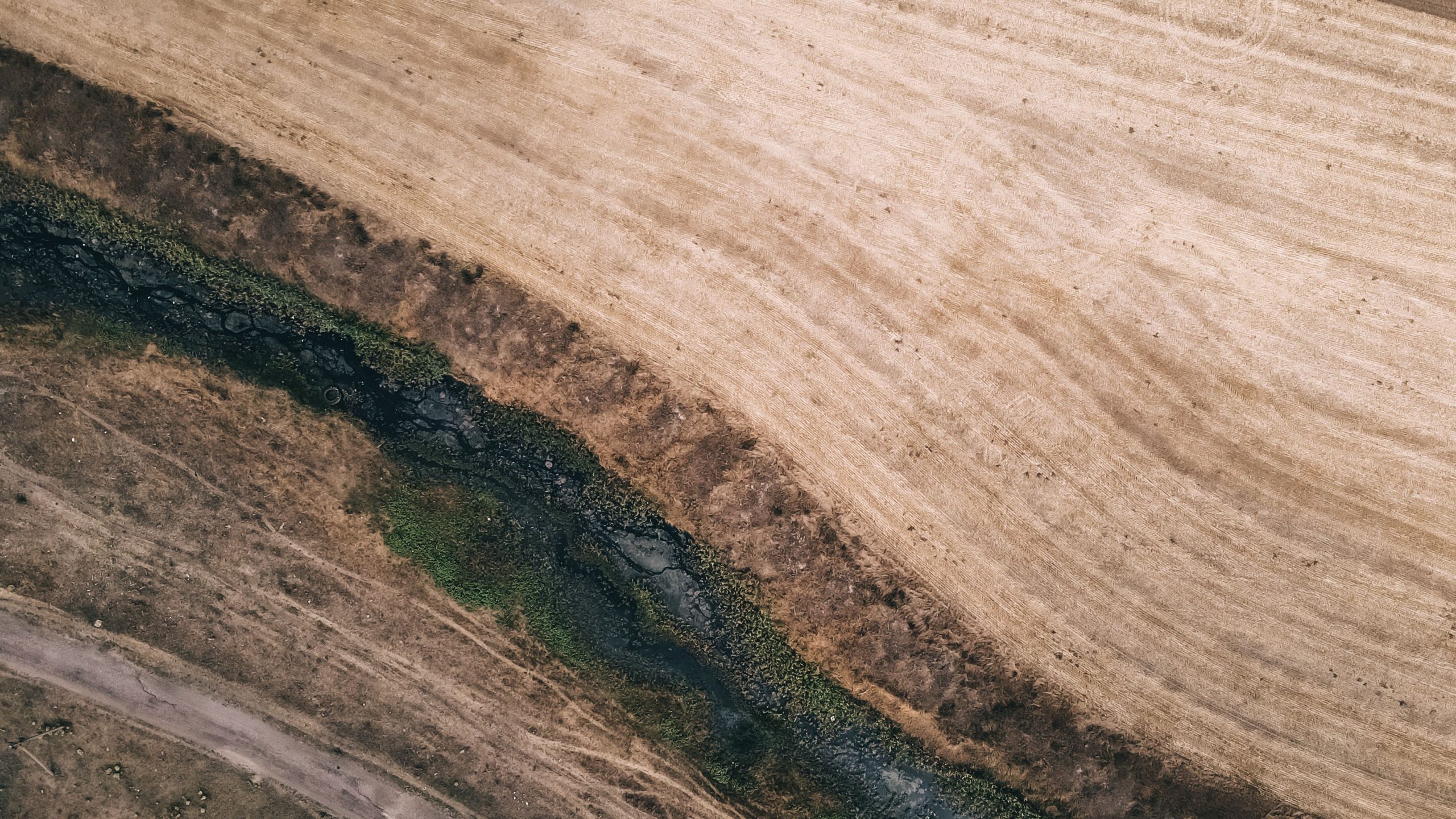 Vue aérienne d'un terrain rural avec rivière
