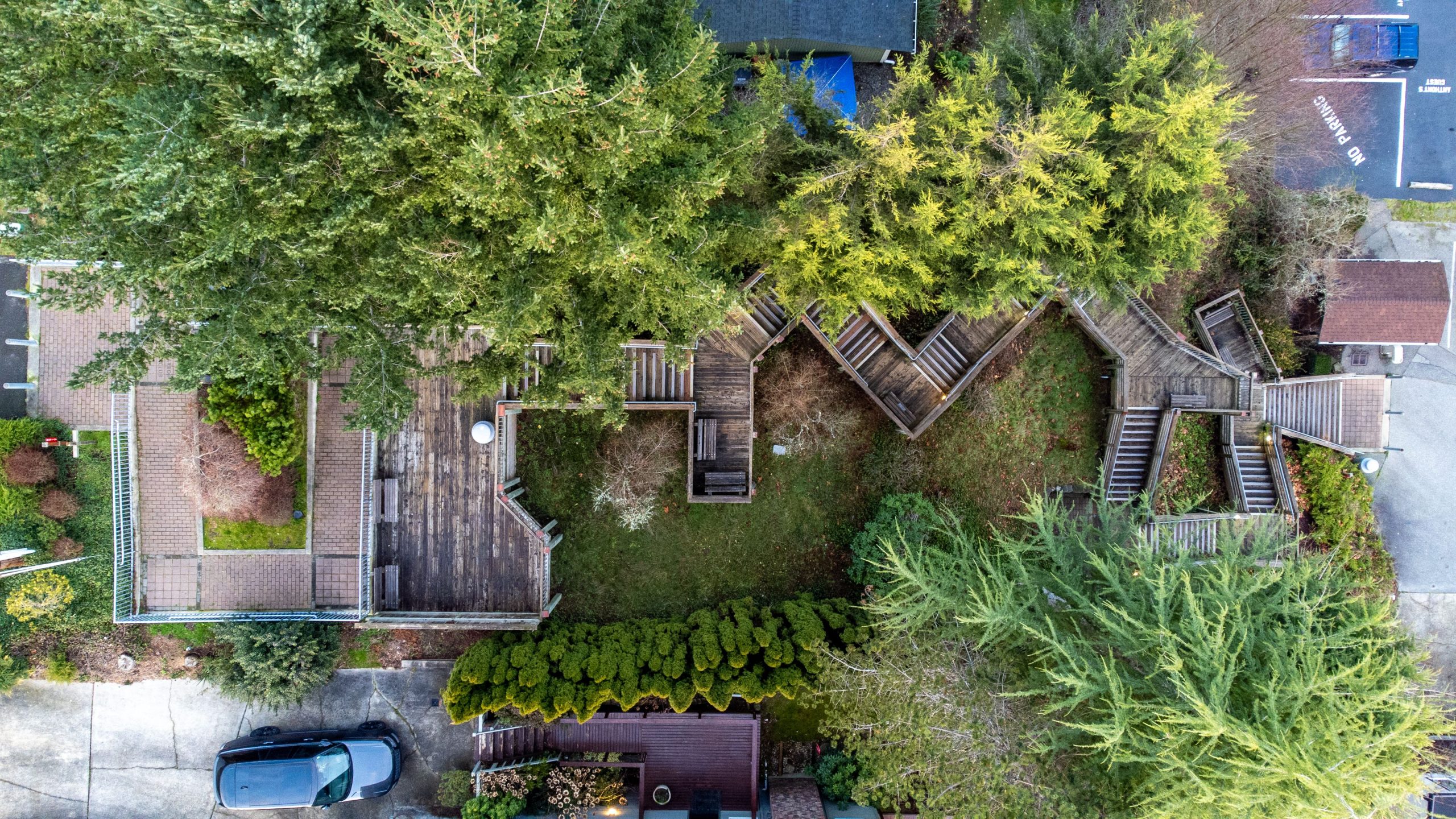 Vue aérienne d'une terrasse en bois dans un jardin